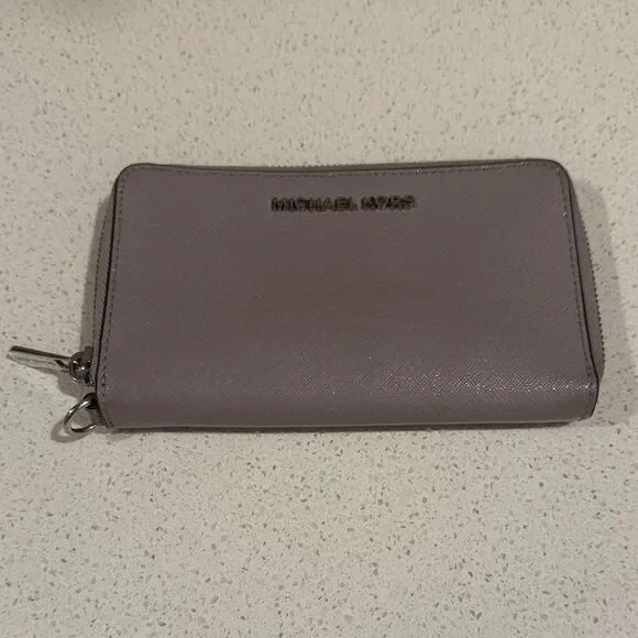 Michael Kors Lavender Shimmering Leather Zip Around Wallet Casual Chic EUC