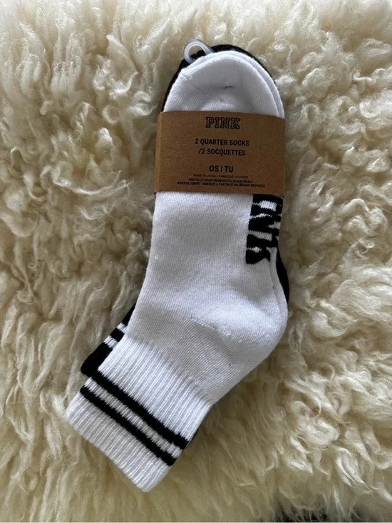 New V.S. PINK 2 Pack Quarter Rise Black & White Socks OS