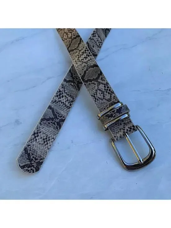 Snake skin y2k style tan belt. Cool grunge/punk look