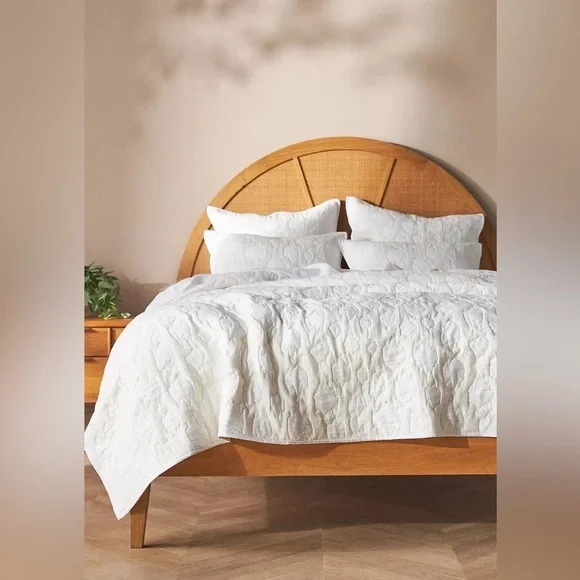 Anthropologie Amelia Quilt Size King Ivory