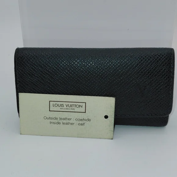 Louis Vuitton 4 Key Holder Green Taiga Leather!  Excellent Condition!