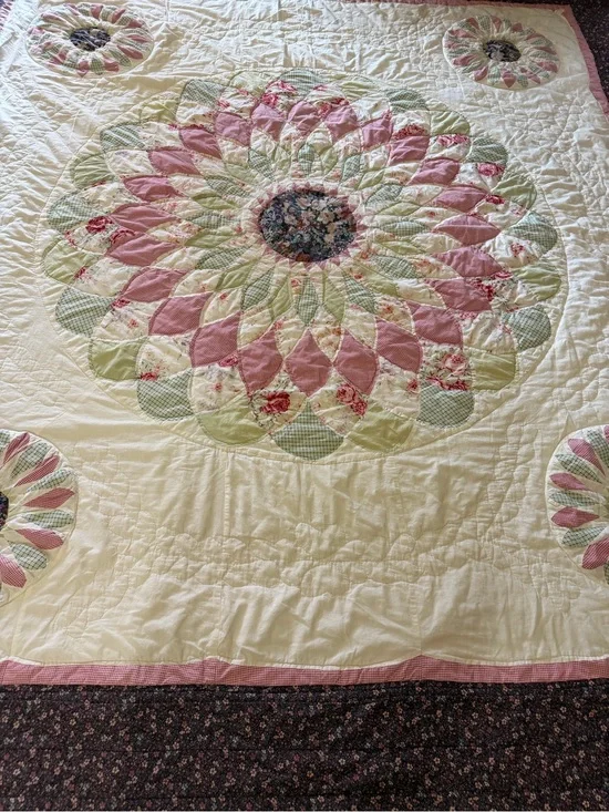 Vintage King Dalia Medallion Quilt, Handcrafted & Machine Made Farmhouse Cottage