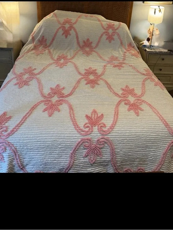 Vintage White Chenille Bedspread Pink Floral No Tags Beautiful Condition 90x105