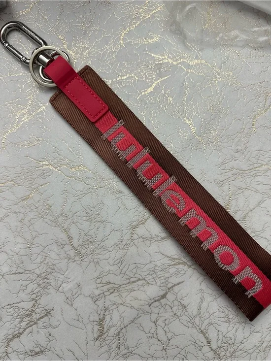 Lululemon Never Lost Keychain – Wordmark in brown/red