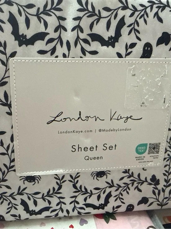 Queen Sheet Set in White with Bat & Leaf Print