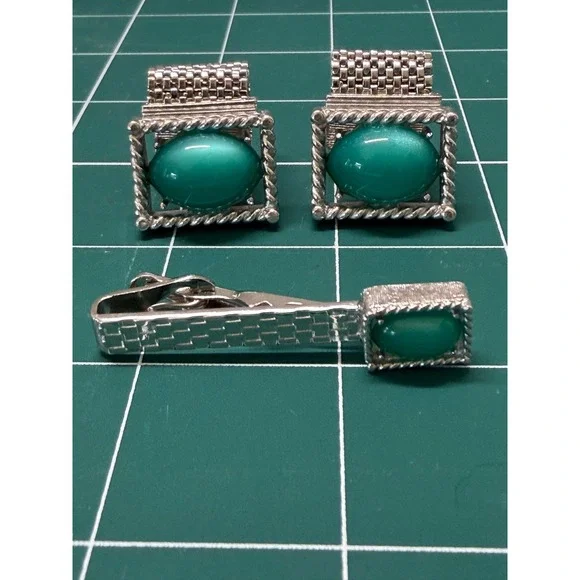 Vintage Swank Silver Tone Green Faux Cats Eye Wrap‎ Cufflinks and Tie Clip Set