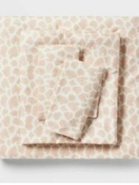Room Essentials Microfiber Queen Sheet Set Beige & Pink Leperd Geometric Pattern