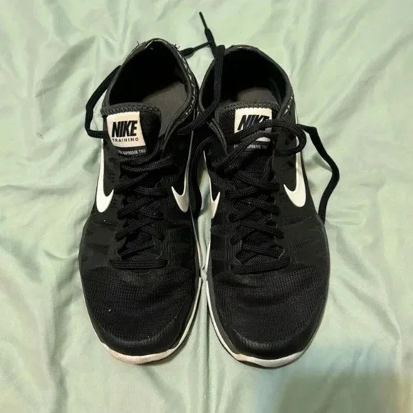 NIKE women’s black and white nike with chevron lining size 8 gently worn