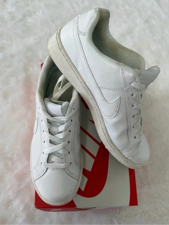 Nike Women’s Court Royale (7.5)