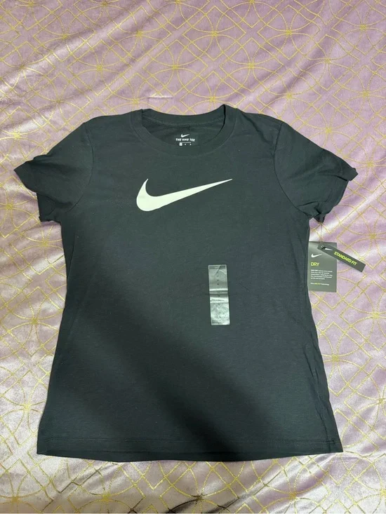 💥 NWT WOMENS Nike Crewneck Tee