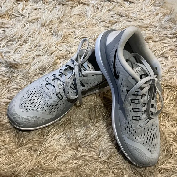 NIKE FLEX 2017 RUN Training Shoes in gray