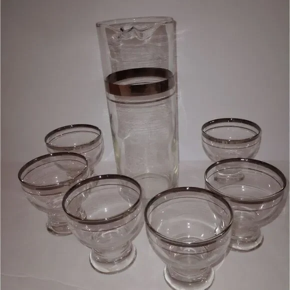 🆕🍸 Vintage Dorothy Thorpe Decanter and Mini Martini Glasses